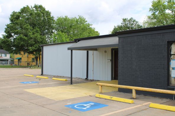 2455 S 4th St, Beaumont, TX 77701